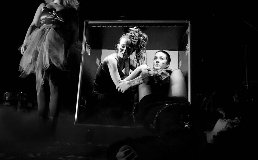 Cale noir & blanc - Camille, Charlotte, Salomé, Kim_slide.jpg